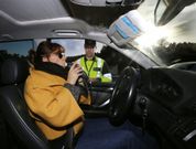 En esta foto de archivo, agentes de la Guardia Civil, realizando un control en Xove. 