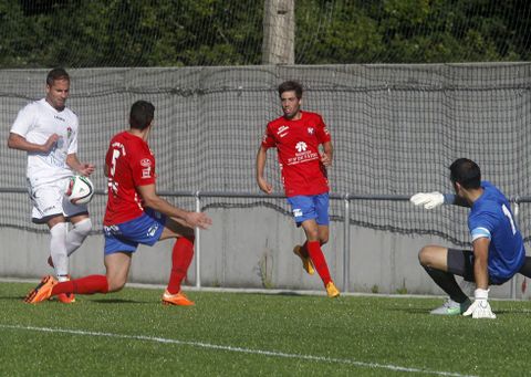 Omar y el meta Mac�a incomodan a un delantero boirense en el �rea de Vista Alegre. 