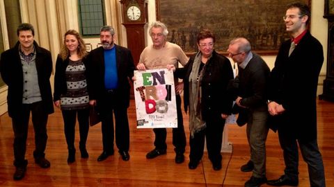 Integrantes de diferentes comparsas coru�esas con la concejala de Cultura Ana Fern�ndez