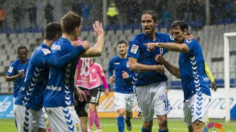 Toch� celebra el gol ante el Tenerife con Michel 