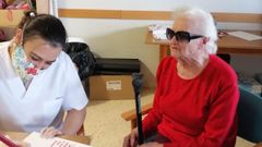 Elena Alcoba Olivera, con una de las trabajadoras de la residencia de mayores de O Incio