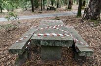 Cintas de pl�stico rodean zonas de monte e incluso una mesa de piedra con sus bancos. 