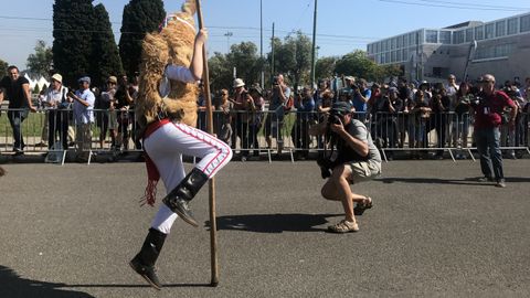 Un fot�grafo trata de retratar el salto de un sidro durante el desfile en Bel�m