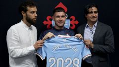 Javi Gal�n, escoltado por Sergio �lvarez y Marco Garc�s, en su presentaci�n como jugador del Celta.