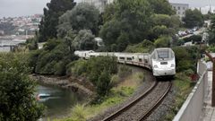 Un tren circula por la zona de As Xubias, en A Corua