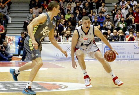 Jaycee Carroll defendiendo a Donnie McGrath en el partido de la primera vuelta. 