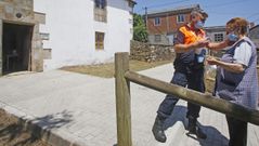 Demetrio ayuda a Alsira a colocarse la mascarilla antes de entrar en el colegio electoral en la antigua rectoral de Erbecedo.