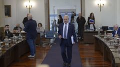 Jos� Tom�, entrando en un pleno de la Diputaci�n de Lugo