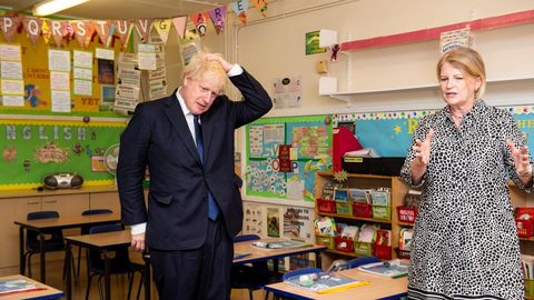 El Primer Ministro brit�nico, Boris Johnson, de visita en la Escuela Cat�lica de St Joseph, estudiando las posibles medidas de prevenci�n del covid-19 en los colegios.