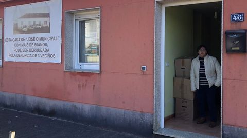 Chus Mosteiro, con su vida metida en cajas, a la puerta de su vivienda, que ser� demolida en los pr�ximos d�as
