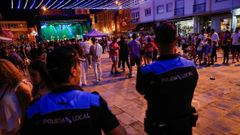 La presencia policial es permanente en la plaza de Castelao durante la verbena.