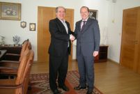 Jos� Garc�a Li�ares y Javier Dom�nguez Lino, ayer por la ma�ana, en el encuentro mantenido en Cerceda.