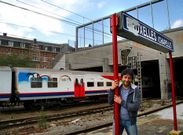 A la izquierda, Miguel en la estaci�n de La Chapelle, lugar de experimentaci�n art�stica, en unas fotos que realiz� con otro isle�o, Ram�n Neto; a la derecha, con su grupo Camaxe.