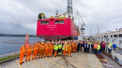 Trabajadores directos y auxiliares de Navantia y de Suncor Energy, ante la plataforma Terra Nova