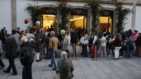 Colas en la puerta de la tienda ef�mera de Navidad del Zara de la calle Compostela durante este s�bado, 13 de diciembre. 