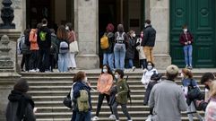 Estudiantes a la puerta de un instituto gallego