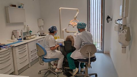 Roc�o Sampedro y Mari Cerqueiro, realizando su trabajo en la unidad de salud bucodental de Oleiros.