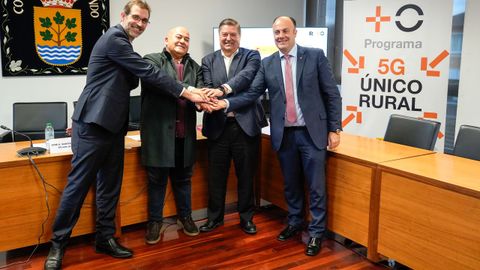 De izquierda a derecha,�Juli�n Cervi�o, director de Amtega; Jos� Antonio Santiso, alcalde de Abegondo; Julio Abalde, subdelegado del Gobierno en A Coru�a, y�Alfredo Ramos, director de R�y MasOrange