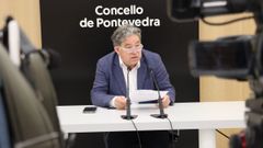 El alcalde de Pontevedra, Miguel Anxo Fern�ndez Lores, este mi�rcoles, con la carta que envi� al secretario de Estado de Medio Ambiente, Hugo Mor�n
