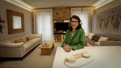Isabel Arias en uno de los alojamientos de A Coru�a que ofrece como superanfitriona en la plataforma Airbnb, en Booking y Housing Coru�a. 