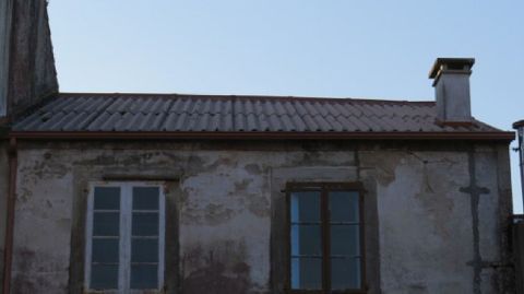 Noia. En este inmueble bajo se realizó una rehabilitación integral que afectó a todos sus elementos, incluida la cubierta, y que permitió darle una imagen habitable y respetuosa con su entorno.