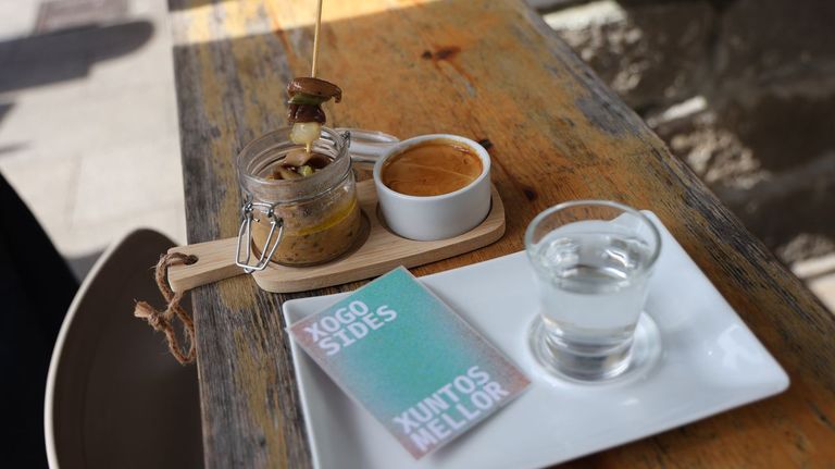 Un pat� de boniato con gilda de shitake y puerro confitado acompa�ado de un expreso doble de caf� Kenia natural