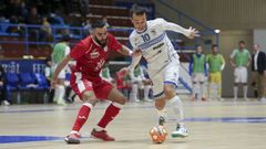 Adri en una pugna en A Malata en el partido disputado contra Martorell.