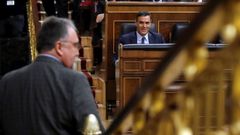 El portavoz de Foro Asturias, Isidro Martinez Oblanca, baja de la tribuna de oradores ante la mirada del presidente del Gobierno enf unciones, Pedro S�nchez, durante la segunda jornada del debate de investidura este domingo en el Congreso de los Diputados. 