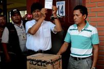 Evo Morales, antes de depositar su voto en la urna de cartn. 