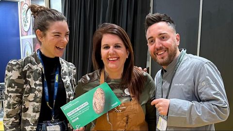 Beatriz, en el medio, con su diploma, junto a miembros de la organizacin de Cereal Bakery