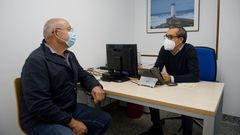 Santiago Naya, paciente con c�ncer de h�gado, con el hepat�logo del Chuac Manuel Delgado