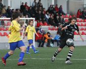 Mari�n, a la derecha, conduce el bal�n en un partido. 