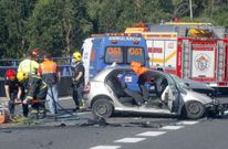 Los bomberos de Boiro tuvieron que intervenir para excarcelar a los accidentados. 