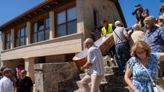 Los feligreses sacan un ata�d de la Casa da Santa, que reformaron y en la que ahora no pueden acceder