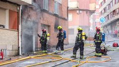 Los bomberos de Pontevedra durante su intervenci�n de este jueves por la tarde en un garaje de la calle Mestre Soutullo de la ciudad