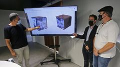 Presentaci�n de los nuevos bolardos que se instalaran en Monte Porreiro: Demetrio G�mez, Iago Barbeito y Roxelio Carballo