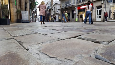 Vecinos y transentes se quejan del estado del enlosado en la calle de Agar y en la calle Real