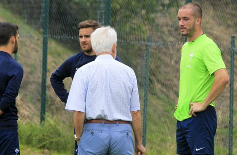 Rom�n Golobar, con la camiseta verde, charla con Gerardo Molina. 