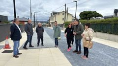 El alcalde pont�s, con vecinos durante su visita a las obras de la calle Anduri�a
