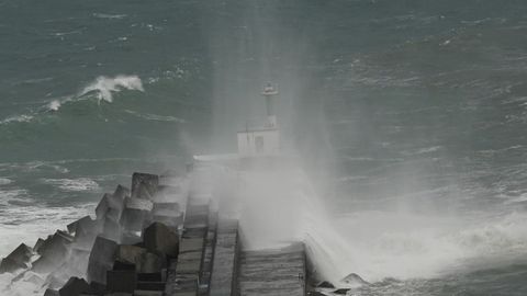  Olas chocan contra el rompeolas de Cudillero, en Asturias