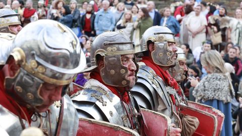 Todas las asociaciones que colaboran en el Arde Lucus participan en el desfile