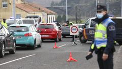 Un control para vigilar el cumplimiento del cierre perimetral de Santiago desplegado conjuntamente por la Polic�a Nacional, la Local y la Auton�mica