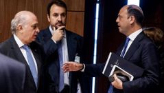 El ministro del Interior del Gobierno espa�ol, Jorge Fern�ndez D�az (i), conversa con su hom�logo italiano, Angelino Alfano (d), a su llegada al Consejo de ministros de Justicia e Interior de la Uni�n Europea