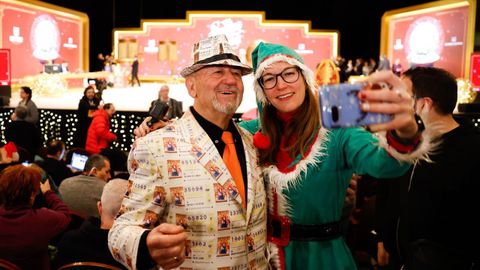 Asistentes se toman fotos tras abrirse las puertas del Teatro Real