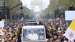 Le�n XIV recorriendo en papam�vil los m�s de dos kil�metros de los Campos El�seos rodeado de fieles.