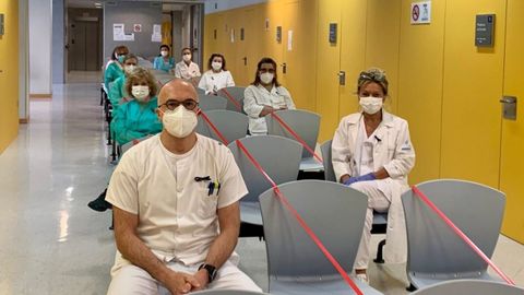 Daniel Moro, m�dico de familia de La Lila (en primer plano), junto a m�s profesionales del centro