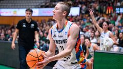 Rachel Howard lanza a canasta durante un partido el pabelln Olmpic de Badalona.