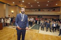 <span lang= es-es >En el �ltimo minuto</span>. Como en los partidos m�s re�idos, la gobernabilidad de Cambados no se resolvi� hasta el �ltimo segundo. El voto de Ram�n Abal daba la alcald�a al PSOE, sorprendiendo incluso a la propia F�tima Abal, y desalojaba a un Partido Popular que gobernaba  desde 1987 y parec�a eterno. Comenzaba la era del cuatripartito. 