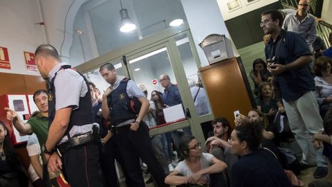 El 29 de septiembre los mossos se presentaron en el IES Tarradell, en Barcelona, y le notificaron al director que se deb�a cerrar el colegio, donde se vivieron momentos de tensi�n. 