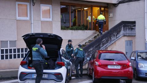 Operativo de limpieza y retirada del cad�ver del hombre con di�genes que apareci� muerto en un piso de Oleiros